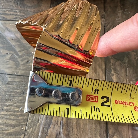 Vtg 1994 Avon Glossy Style Large Ruffled Gold Tone Pierced Earrings And Cuff Set - Picture 7 of 8